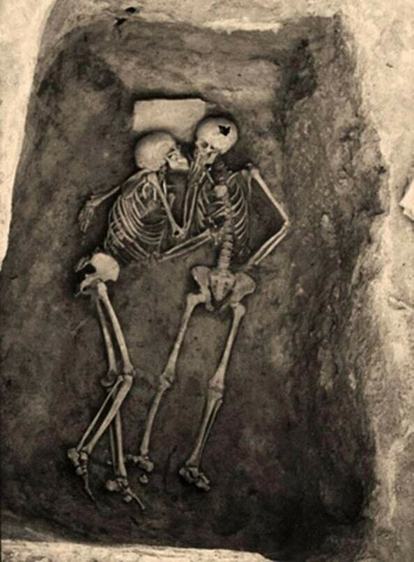 “Любовники из Хасанлу”. Западный Азербайджан, 800 гг. до н.э. Найдены археологами в 1976 году.