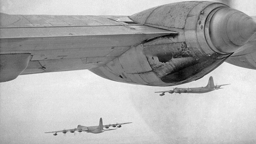 Американские стратегические бомбардировщики Convair B-36 Peacemaker в полете, 1950-е годы: