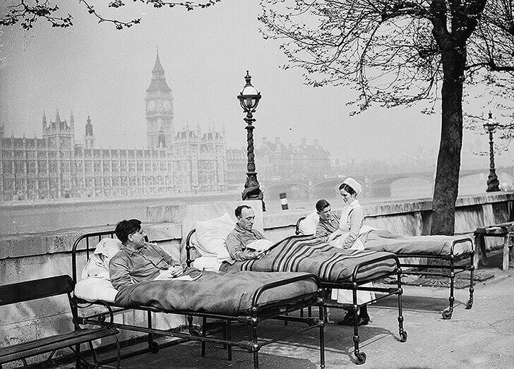Туберкулезные больные дышат свежим воздухом на берегу Темзы. 1936 год.