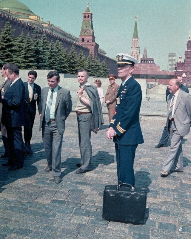 Офицер с "ядерным чемоданчиком" сопровождает Президента Рейгана во время его визита. Москва, 1988 год.