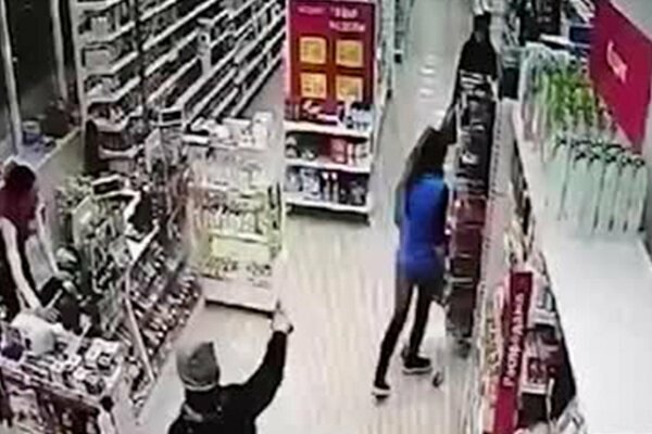 Малолетний"гангстер" попытался ограбить магазин, но его подняли на смех