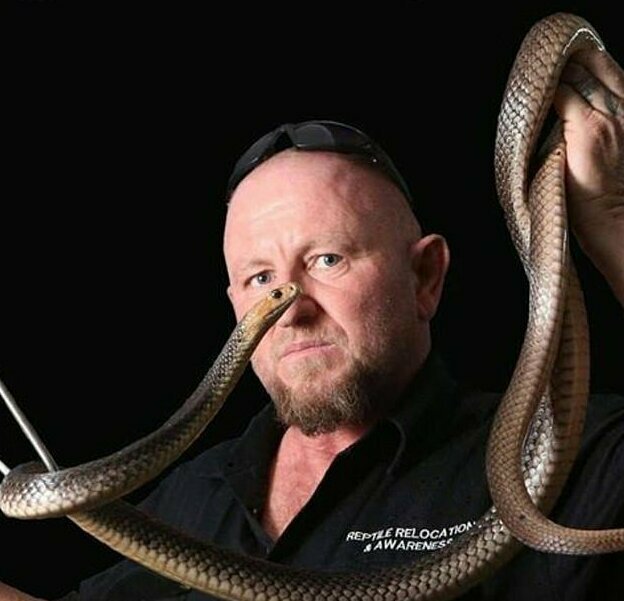 Ядовитая змея показала свой свирепый нрав австралийскому спасателю