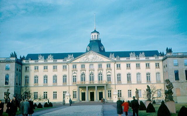 Дворец Карлсруэ - бывшая резиденция маркграфов и великих герцогов Бадена, построенная в 1715 году. Сейчас это просто историческое здание