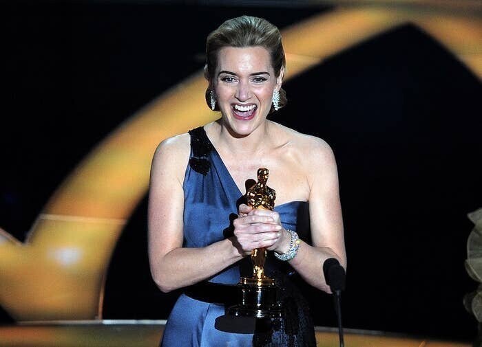 Кейт Уинслет хранит свой "Оскар" в гостевой уборной - чтобы дать своим гостям возможность поупражняться в произнесении оскаровской речи перед зеркалом с настоящим "Оскаром" в руках. Ведь всем этого так хочется!