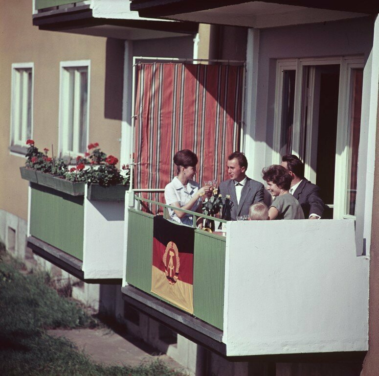 Попалась симпатичная фотка - берлинцы отмечают новоселье на балконе новой квартиры. Фотограф Wilfried Glienke, 1963 г. 