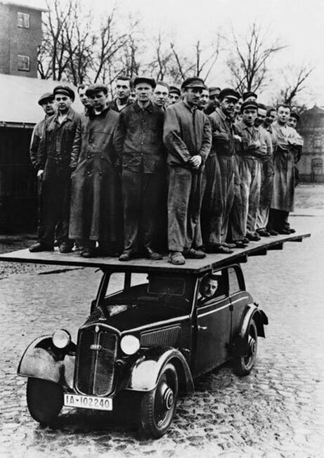 Наглядная демонстрация прочности автомобиля. 30-годы XX века. 