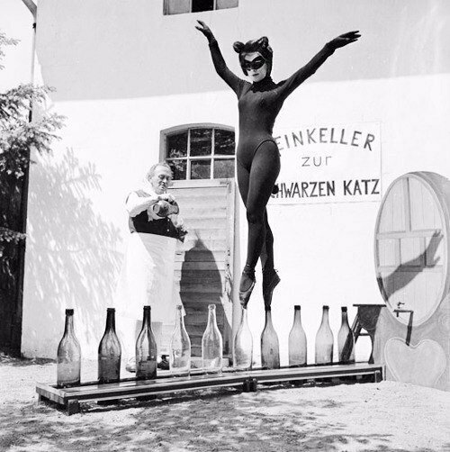 17-летняя Бьянка Пассарге из Гамбурга танцует на винных бутылках в костюме кошки, 1958 год. 