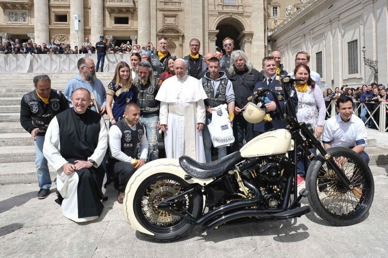 Harley-Davidson, подписанный Папой Римским, продали с аукциона
