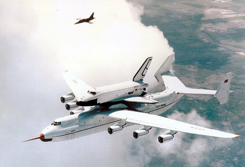 Самолет Ан–225 "Мрия" транспортирует космический корабль "Буран"