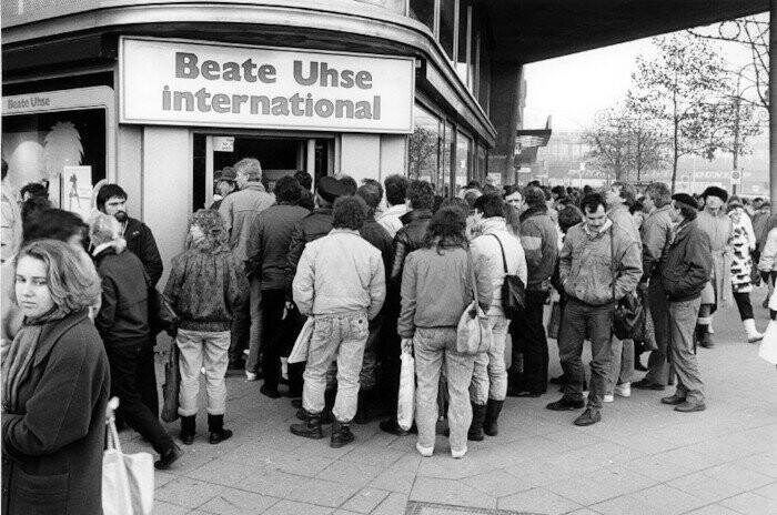 Очередь у первого секс–шопа "Беате Узе" в ГДР