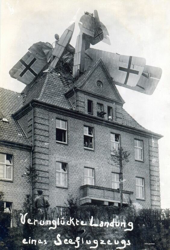 «Адская мельница» - подбитый двухместный германский разведчик FF49, «приземлившийся» аккурат в черепичную крышу французского дома