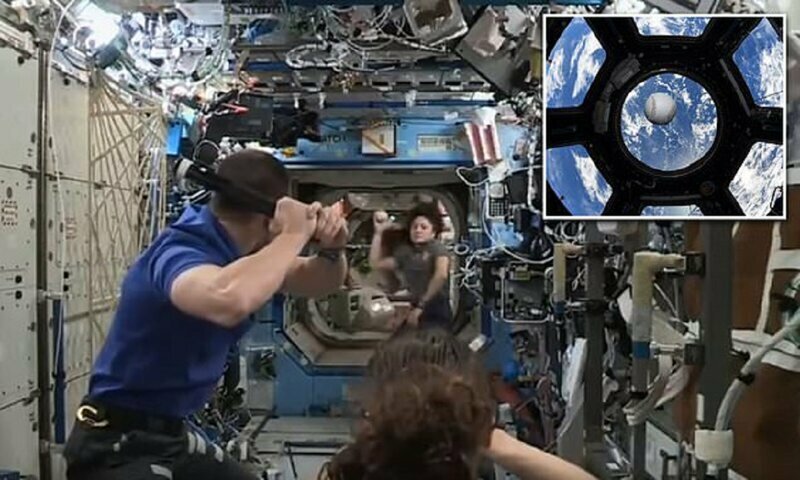 Астронавты НАСА освоили бейсбол в невесомости