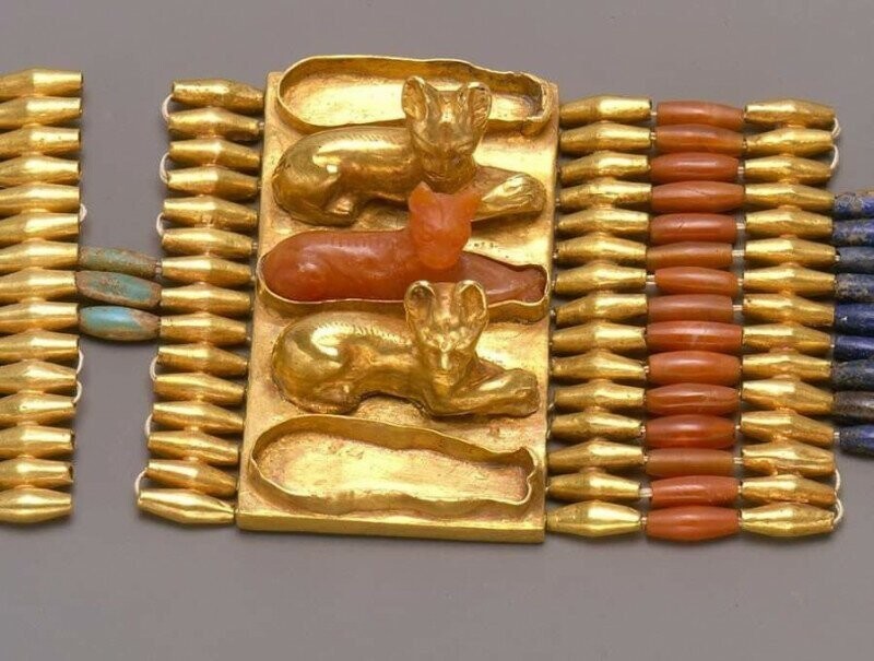 Этому браслету 3500 лет. Принадлежал одной из жен Тутмоса III. Золото, сердолик, лазурит и бирюза.