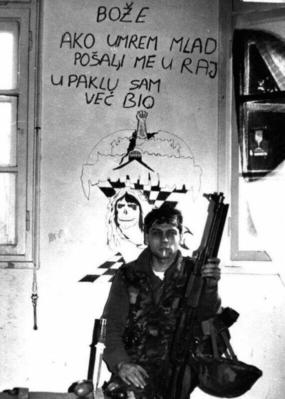 Надпись на стене, "Господь, если я умру молодым, пошли меня в рай, потому что в аду я уже был". Война в Югославии.
