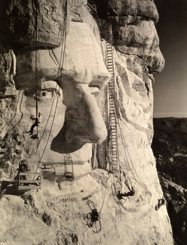 Скульпторы высекают лицо Линкольна в горе Рашмор, Национальный парк Блэк-Хиллс, США, 1927