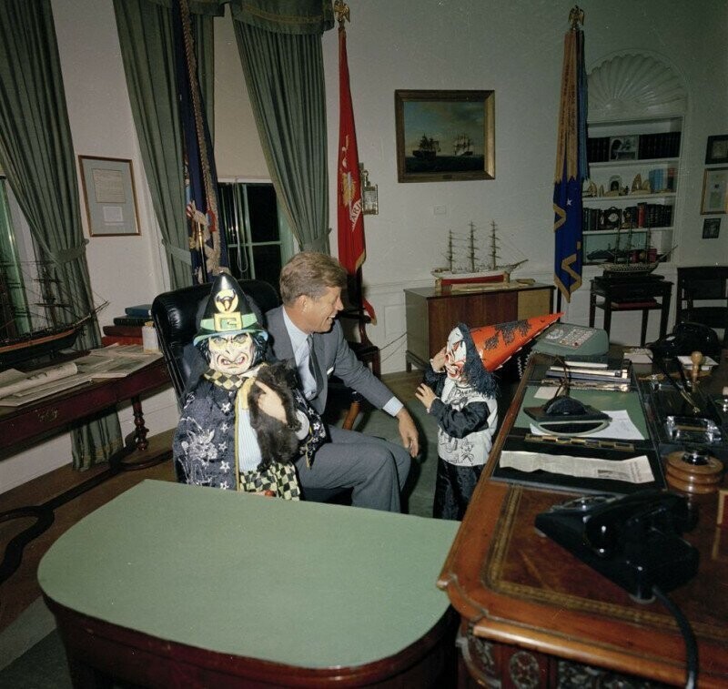 Президент Кеннеди играет со своими детьми в костюмах к Хэллоуину за несколько недель до его убийства. 1963