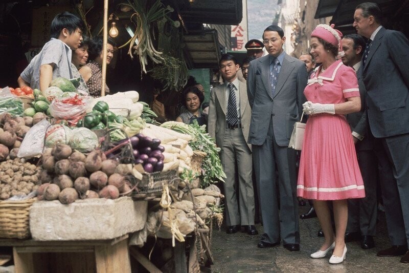 Королева Елизавета II посещает рынок во время королевского тура по Гонконгу, май 1975 года.