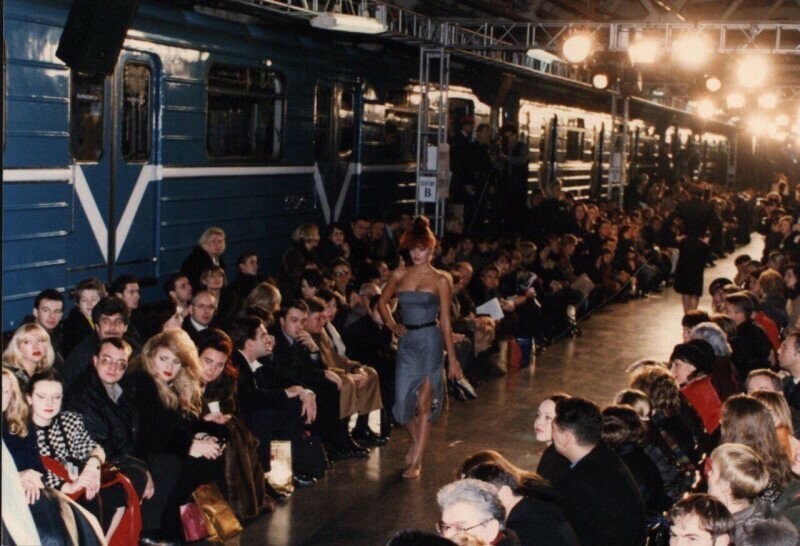 Пoкaз Givenchy в московском метpo, 1997