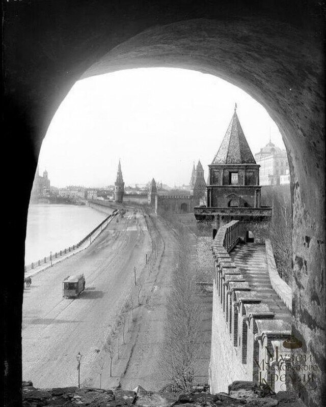 Кремлевская стена. Снимок сделан через одну из широких бойниц на Беклемишевской (Москворецкой) башне, которая, как и другие, при реставрации 1934-1936 годов была заложена.
