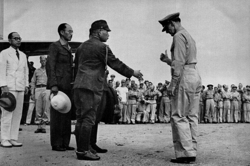 Американский полковник Сидни Машбир отказывается пожать руку японскому генерал-лейтенанту Тораширо Кавабе во время подготовки к капитуляции в Маниле, август 1945 г.