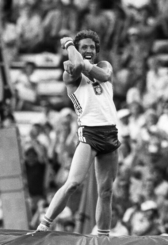 Польский прыгун с шестом Владислав Козакевич торжествует после установления нового мирового рекорда в финале Олимпийского прыжка с шестом. Москва, 30 июля 1980 года.