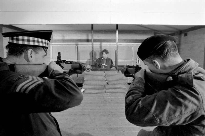 Британский телеведущий Пит Брейди участвует в демонстрации защитных свойств пуленепробиваемого стекла, разработанного фирмой Triplex Safety Glass Co. 21 ноября 1969 года. Лондон, Челси. 