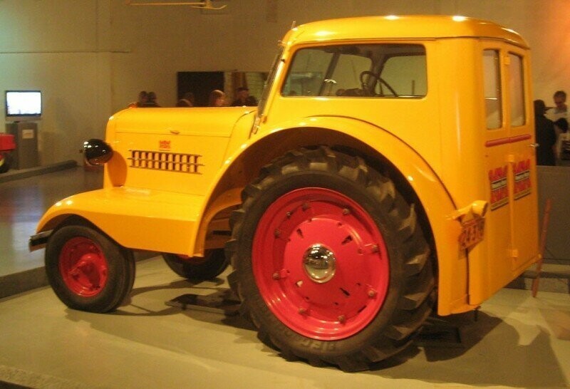 Рабочий транспорт. Сельскохозяйственный трактор Minneapolis-Moline UDLX Comfortractor