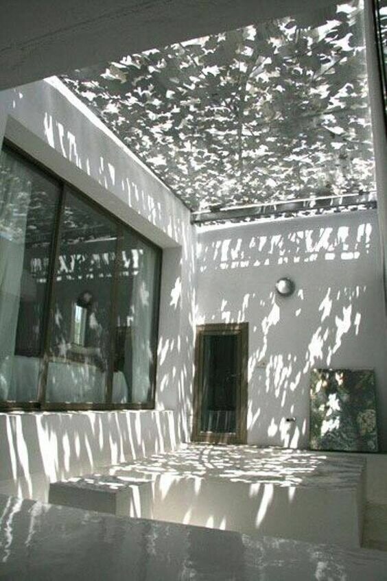 Это правда очень красиво - сделать стеклянный потолок в доме и уложить на него листья - получается фантастичный свет