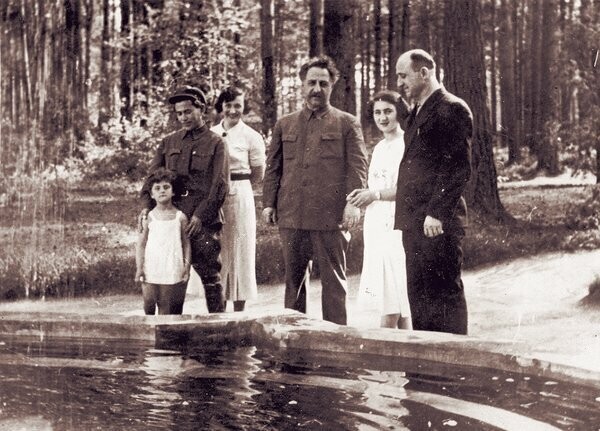 Странный брак "отца" массовых репрессий Николая Ежова