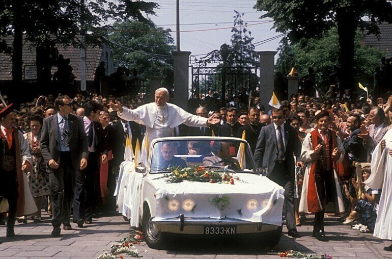 Иоанн Павел II на автомобиле Fiat 125p в Ченстохове во время своего первого паломничества в Польшу в 1979 году, фото Кшиштоф Павела: