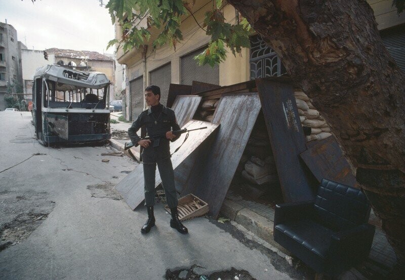 В Бейруте уже 4-й год продолжалась братоубийственная война, которая надолго сделает название этого города нарицательным (фото John Bulmer, 1979):