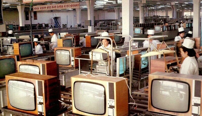 А вот телевизоры того времени все выглядели, кажется, примерно одинаково, что американские, что северо-корейские (что на фото): 