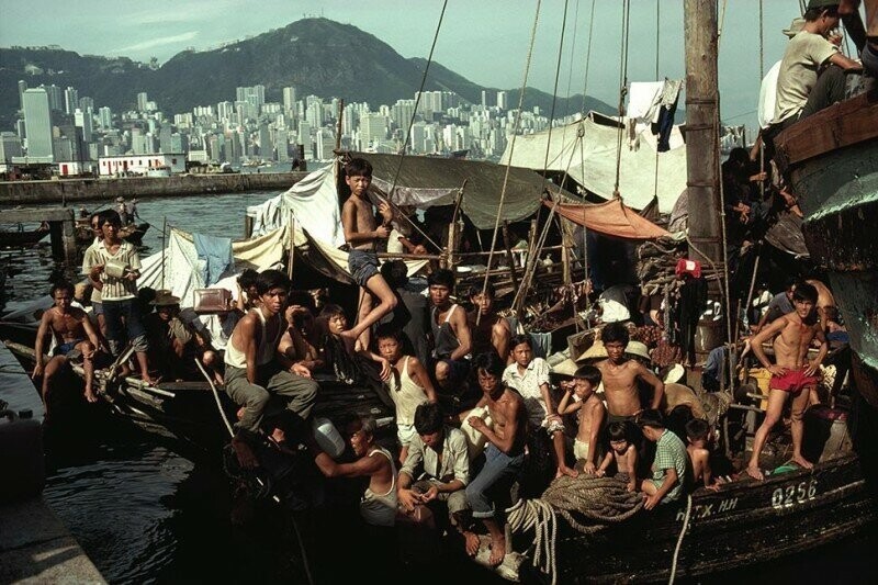 В результате обострения китайско-вьетнамских отношений началось массовое бегство этнических китайцев из Вьетнама. Лагерь китайских беженцев в Гонконге, 1 ноября 1979 (фото William Allard): 