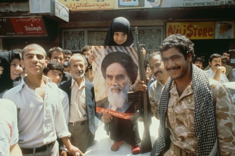 Народ выражает свою поддержку Аятолле Хомейни на улицах Тегерана (фото Christine Spengler):