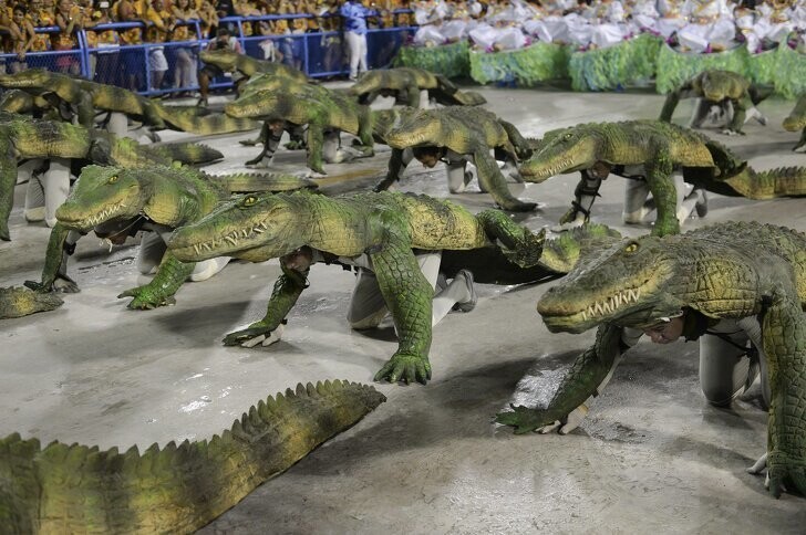 Это не восстание рептилоидов - парад в Бразилии