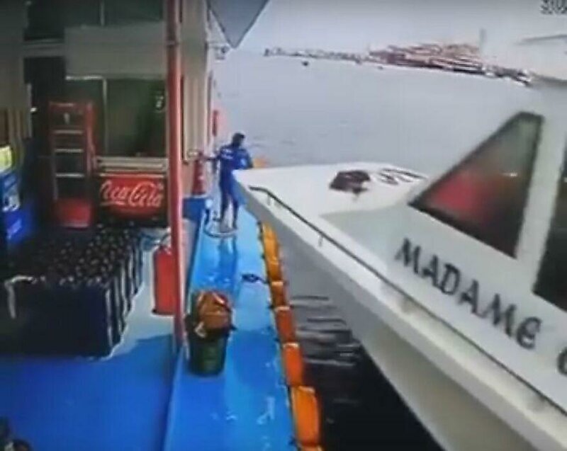 Работник плавучей заправки в последний момент увернулся от неуправляемого судна