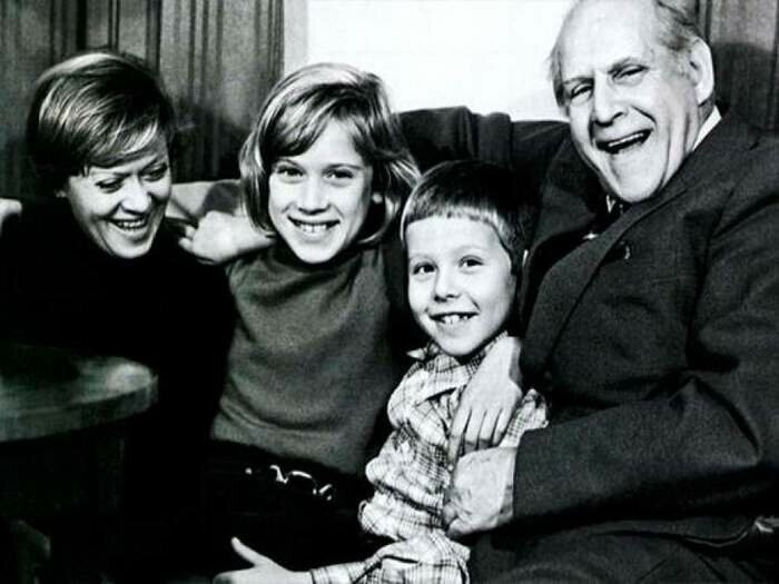 Алиса Фрейндлих с отцом, известным актером Бруно Фрейндлихом, и детьми