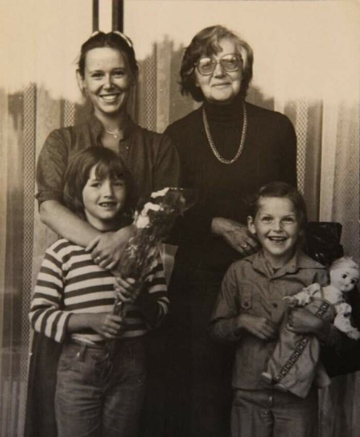 Евгения Симонова с мамой и дочками