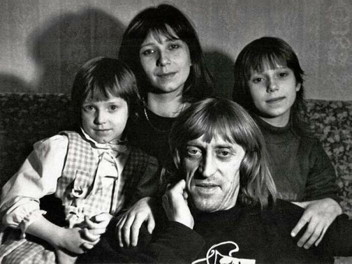 Виктор Авилов с женой Галиной и дочерьми Олей и Аней