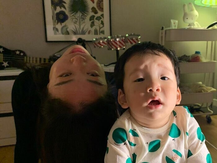 Мать года: кореянка публикует смешные снимки "личной жизни" с сыном