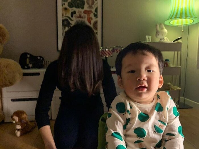 Мать года: кореянка публикует смешные снимки "личной жизни" с сыном