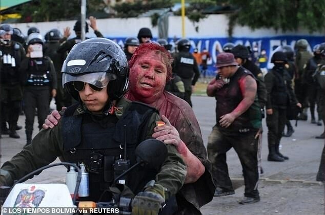 В Боливии мэра протащили по улице, обстригли и облили краской