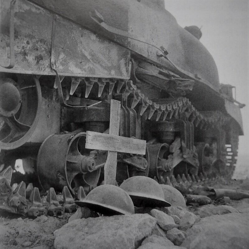 Могила погибших британских танкистов у гусеницы подбитого танка М4 «Шерман»