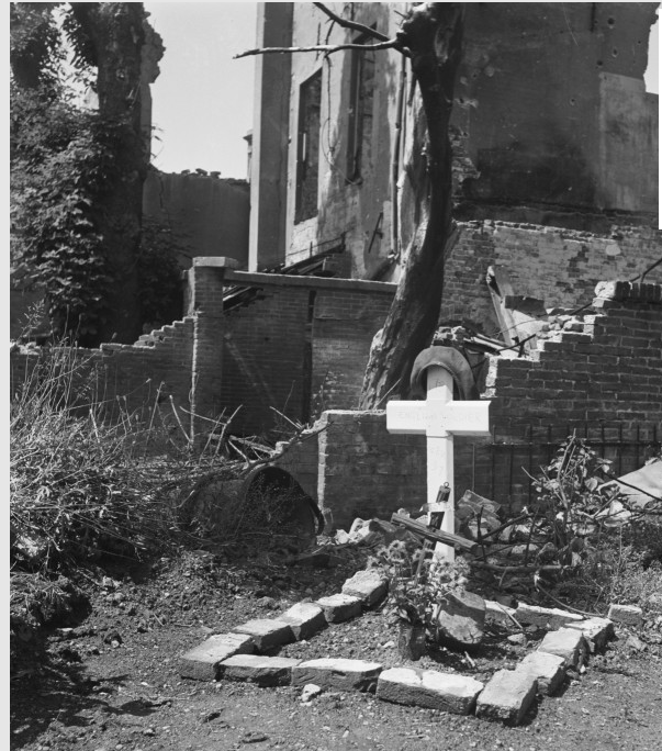 Могила английского солдата, 1945 год