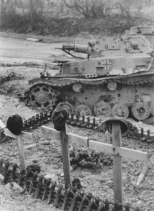 Могилы немецких танкистов. Рядом подбитый немецкий танк Т-IV. 1941 г.