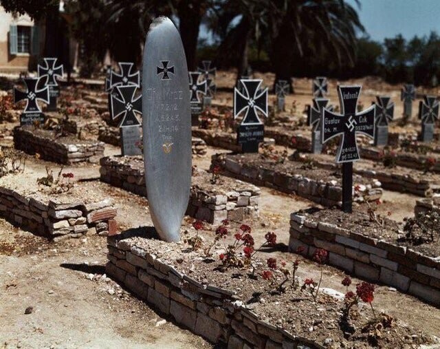 Вид на могилы на немецком военном кладбище вблизи аэродрома Эль-Аоуина