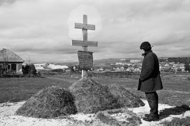 Житель оккупированного советского села у могилы венгерских солдат