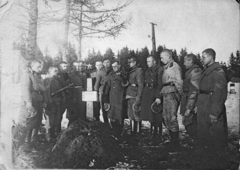 Бойцы и командиры Красной Армии у могилы погибшего сослуживца