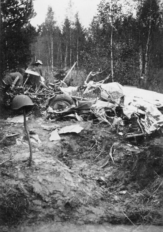 Могила советского военнослужащего рядом с обломками разбившегося самолета