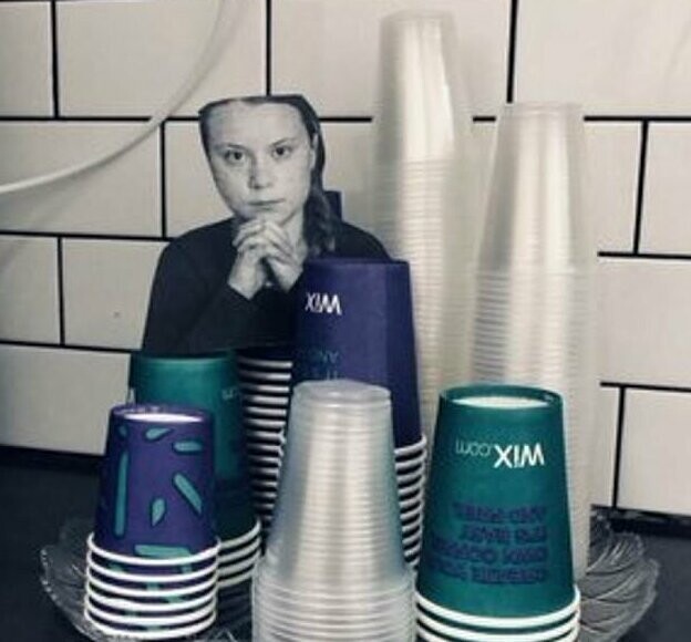 Изображение 16-летней шведской активистки рядом с пластиковыми стаканчиками
